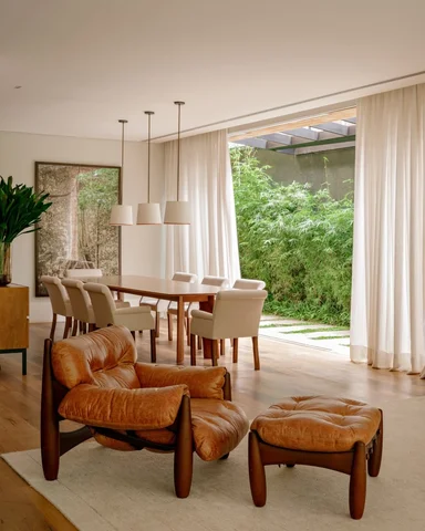 A home designed for gathering, with integrated spaces and shared living.

NEW PR