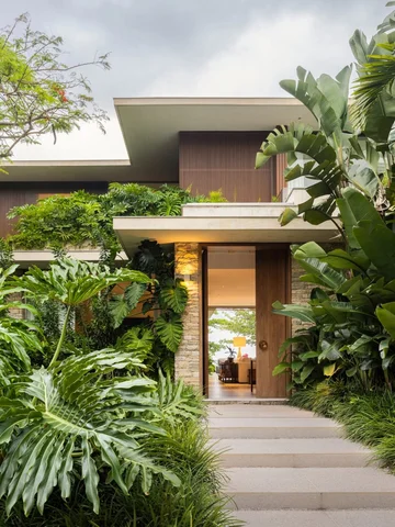 A beachside home that blends in as a seamless extension of its surroundings.

FM