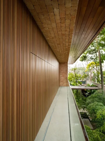 An urban oasis erasing the boundaries between inside and outside.

FAZ Residence