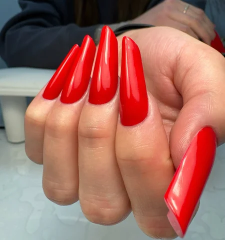 Migdał rosyjski w pięknej, klasycznej czerwieni od @dnka_poland DNKa’ Gel Polish