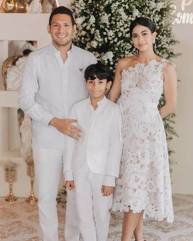 Hermosa nuestra bellísima clienta luciendo este maravilloso vestido en un día ta