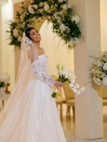 Elegancia que trasciende el tiempo 

Vestido de mangas tipo guante, escote coraz