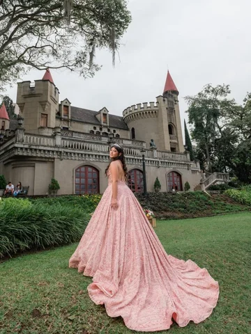 Hay sueños que se guardan durante años… y vestidos que nacen para hacerlos reali