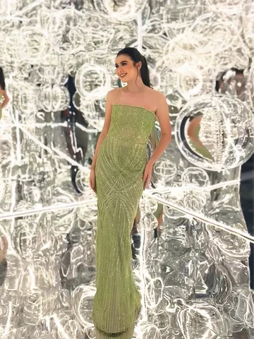 Un destello de elegancia que no pasa desapercibido. 

Este vestido, completament