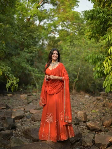 This beautiful Lehenga from @s.pcc_ 🧡