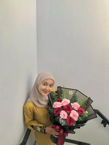 Artificial bouquet by @esier.florist 🌹🌷💕✨💖 

Kalean bisa banget loh request 