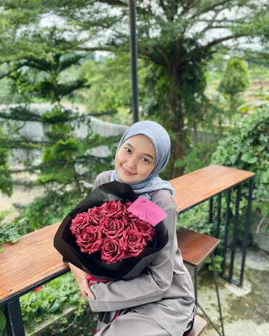 “Hari minggu keluar yuk”
Aku “gabisa, aku hari minggu kerja”

“Lah km sabtu ming
