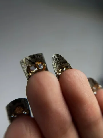 Resultado de aluna 💅✨

Doble cara + molde russo com foil =
estrutura, acabament