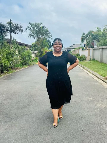 Those who are looking for black dress
Here’s a chiffon dress available in size 3