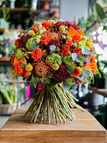 Bold, bright, and full of fiery charm — this bouquet stirs the senses with zesty