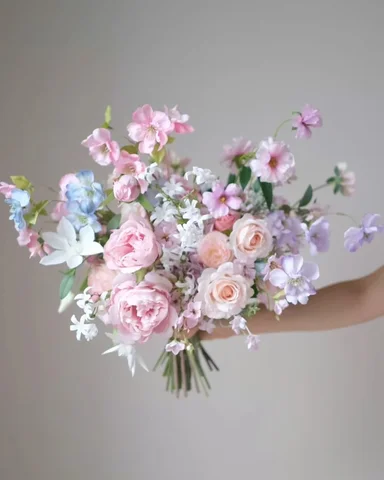 Pink pastel vase arrangement 🌸

올해 가을, 예식 장소인 더링크호텔 가든홀을 오래 기억하고 싶다며 조화 화병꽂이를 주