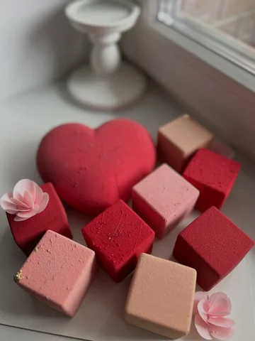 Доброго вечера 🌸♥️

Сет- торт сердце «Мартини апельсин» и кубики ассорти 🎂
Пок