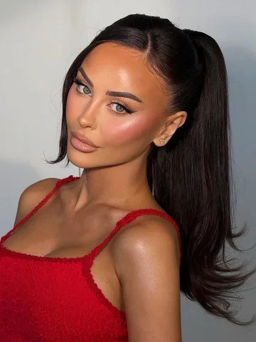 Sitting pretty 🎀
.
Hair @hairbyhatem 
Muse @tjtoumaaa 
.
#mua #makeup #sydneymu