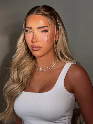 Who needs Coachella glam inspo 👀
.
1:1 lesson with @makeupbyscarlettcoco 
Hair 