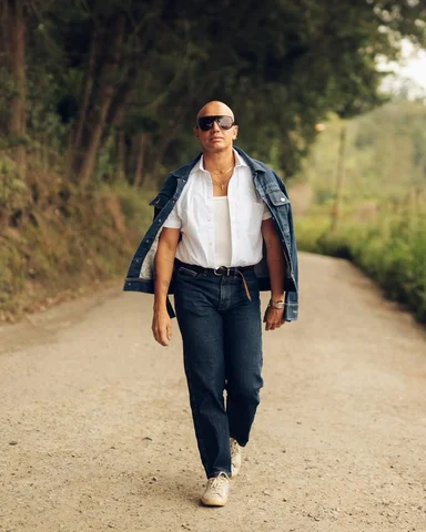 No es solo ponerse ropa, es saber habitarla.
Denim sobre denim, camisa blanca, a