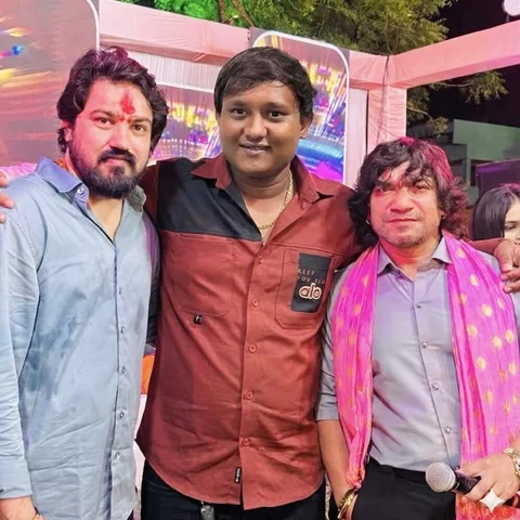 “સમયની દૂરી ભલે આવી ગઈ હતી વચ્ચે,
પણ દિલના સંબંધ ક્યારેય દૂર નથી થતા…
આજે ફરી એક