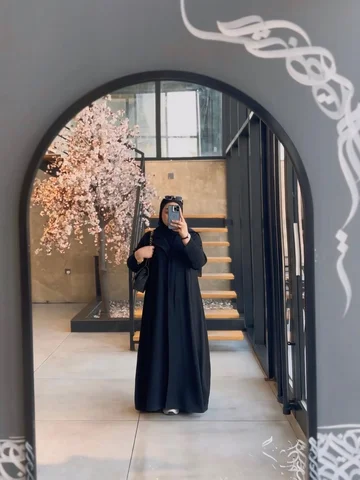 أينَ المَفَرُّ وما فيها يُطاردُني
والذِكرياتُ ، طرُّيا عُودُها ، جُدُد

#الاداب 