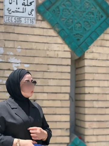 ‏لستُ وحيدة، أنا ممتلئة بي.
أعرف كيف أكون المأوى والريح،
كيف أكون النافذة والمشه