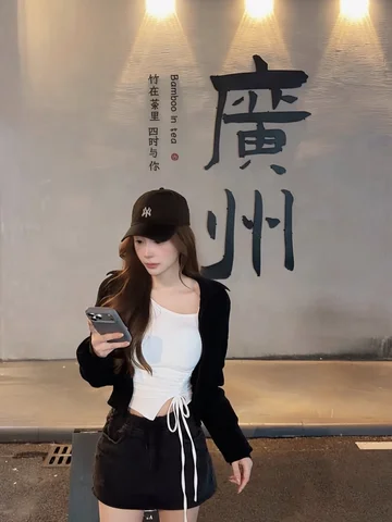 在廣州的街頭，遇見一點慢時光

#廣州 #Guangzhou #每日穿搭 #OOTD #廣州探店