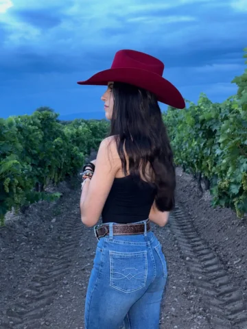 Estrenando texana de @tombstoneofficial amamos este color🫰🏻🤠🍒