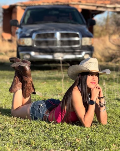 Una tarde de sol ☀️ con mi nuevo roper de @tombstoneofficial 🤠💕 y mi perrita A