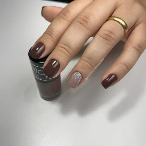 Voo da liberdade @anitaesmaltes 

Dedo anelar nude clássico @impala E glitter so
