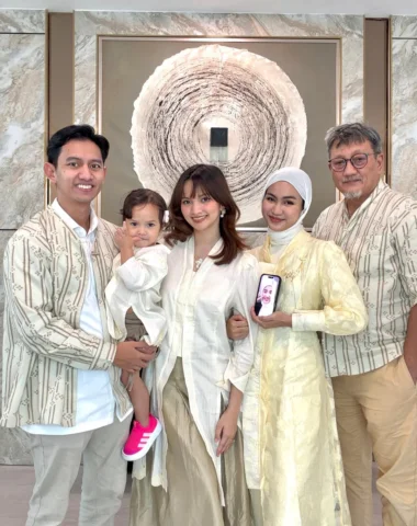 Eid Mubarak from our family✨ 
Minal Aidin wal Faidzin, mohon maaf lahir dan bati