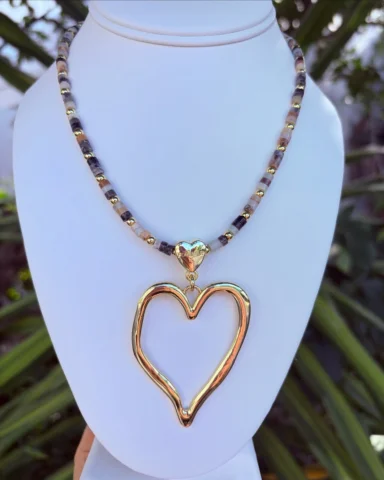 BELLEZAS QUE SUMAN Y ELEVAN TUS OUTFITS 😍
.
Colección en cadenas de piedras que