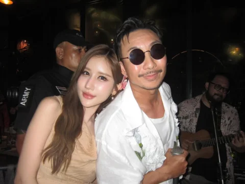 วันแรกที่เฮียส่งการ์ดมาคือเซอร์ไพรส์มาก เฮียถามว่าว่างมั้ยยังไม่ทันดูตารางงานก็ต