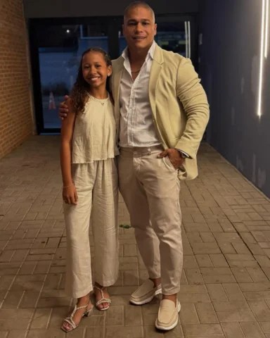 Tanta luz nessa foto, e ainda assim o que mais reluz é o laço invisível que nos 