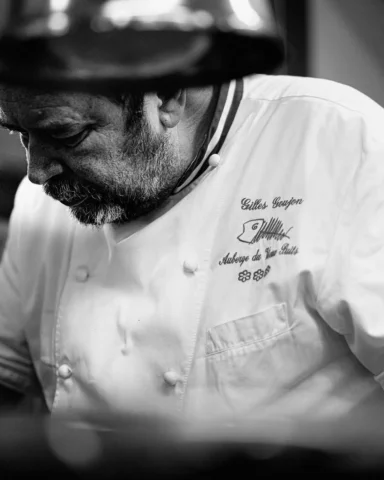 CUISINE —

Au cœur des fourneaux, l’effervescence prend vie.
Une cadence précise