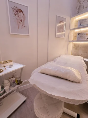Atendimento personalizado, ambiente impecável e protocolos seguros. ✨
Aqui, bele