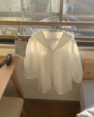 아뜰리에러브송과 포레스트스위머
오래 지켜봐주신분들은 아시겠지만
자매가 각자 운영해온 브랜드입니다

확실히 다르지만 또 많이 닮아있는 두 브랜드,