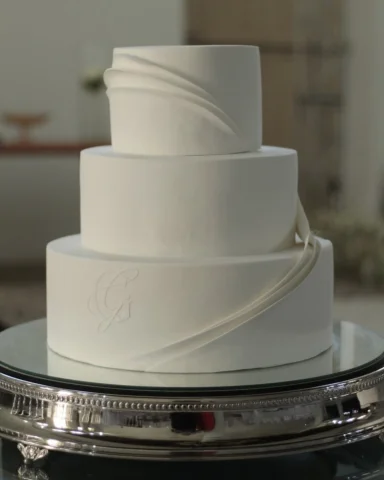 A beleza do minimalismo que fala alto.

Um bolo de casamento que prova que menos