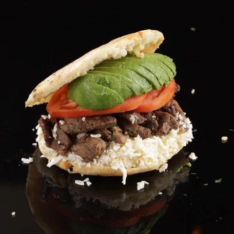 Esta es nuestra Arepa Llanera… la preferida de muchos de nuestros clientes 😜 ¿T