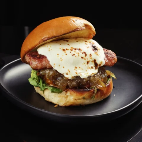 Hamburguesa Cerro Avila 🔥🔥 ven y disfrútala en @avilabistro by @antoniochef 🇻