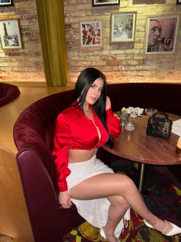 Just a girl and her dirty martini 🍸
.
.
.
.
#sandiego #explore #fashion