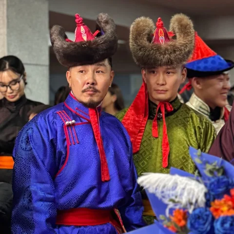 Ёровоо Ёмбоо 2 кино нээлтэд уригдчих үед😂
Нэг айлын мангар 2 хүүхэд гээд тэ хах