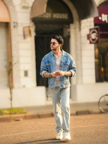 Denim on, headphones in, mind at peace 🎧💙
#denimvibes #streetstyle #mensfashio