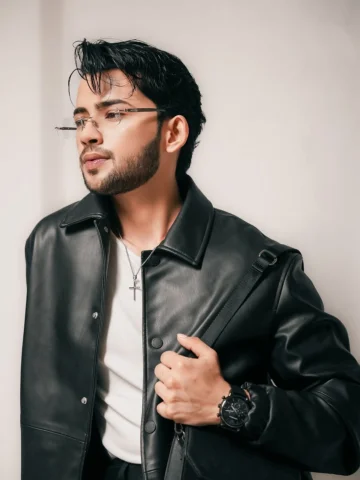 Sculpted Different 😮‍💨🖤
#fashion #trending #confidenceiskey #deepakians