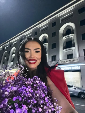 A touch of red 💋♥️🌹
✨
#Love #Smile #Weekend #FridayVibes