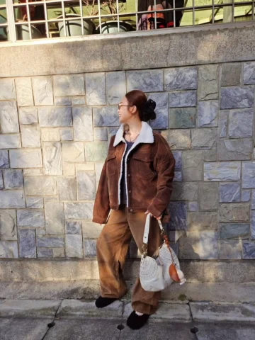住家附近工地的 小發財香腸車都默默消失了 

#12月小連線今天上架
暖呼呼的外套 今天晚上會有直播介紹
同款外套還有粉色款
最近發現寬褲搭配短版外套很絕配 
