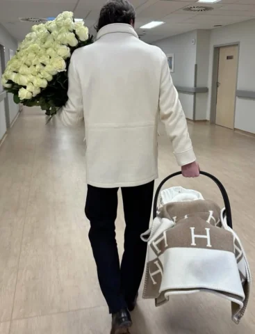 Favorite photo🥰 Carrying the world🥰 @alenademotko 
#hermes