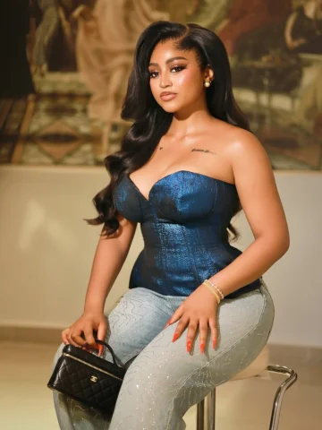 Feminine, fearless, and just controversial enough to stay unforgettable 🤭🥂 
📸