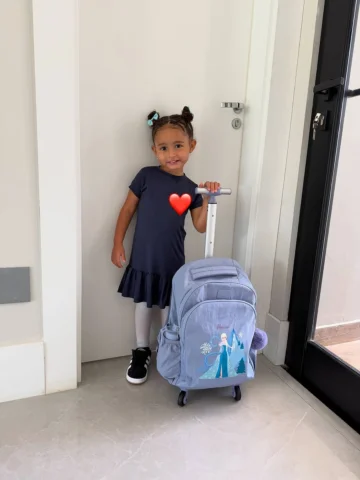 Primeiro dia de aula da minha menininha e agora que a ficha tá caindo de que ela