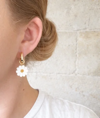 The Retro Daisy Charm | Immediately added to the bestseller list. This little ch
