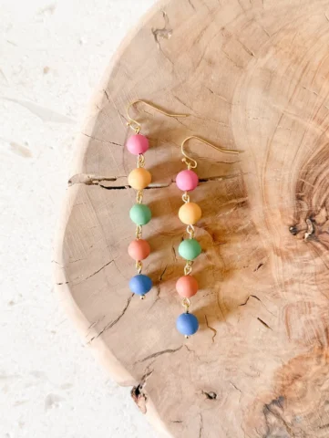 A true POP of color(s)! ✨ These statement dangles are the perfect way to brighte