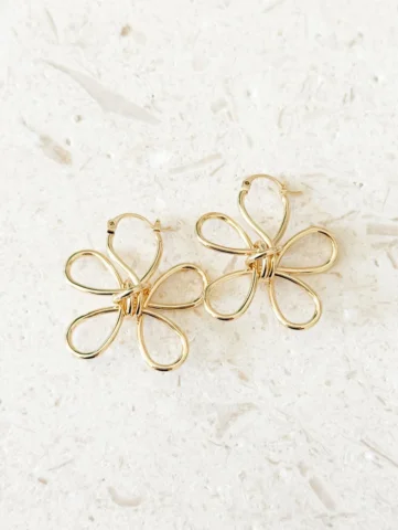 The Flower Outline Hoops | The earrings that complete the outfit. 🫶🏼
:
Our Flo
