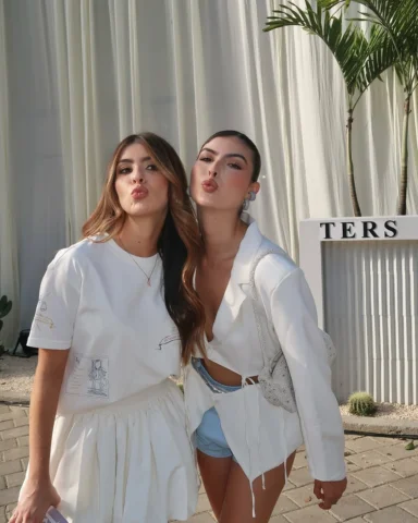 tu dúo de hermanas favorito se reencontró para abrir su primera tienda 🤍  hola 