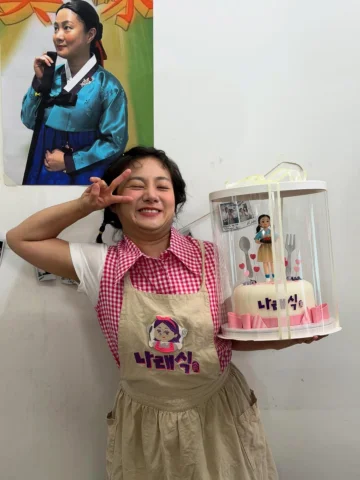 나래식 1주년 💕💕💕
이런 날이 오는 군요 
감사합니다
마지막 사진은 박규영씨가 선물해준 포도랑 오렌지잔으로 
완성된 나의 과일 시리즈